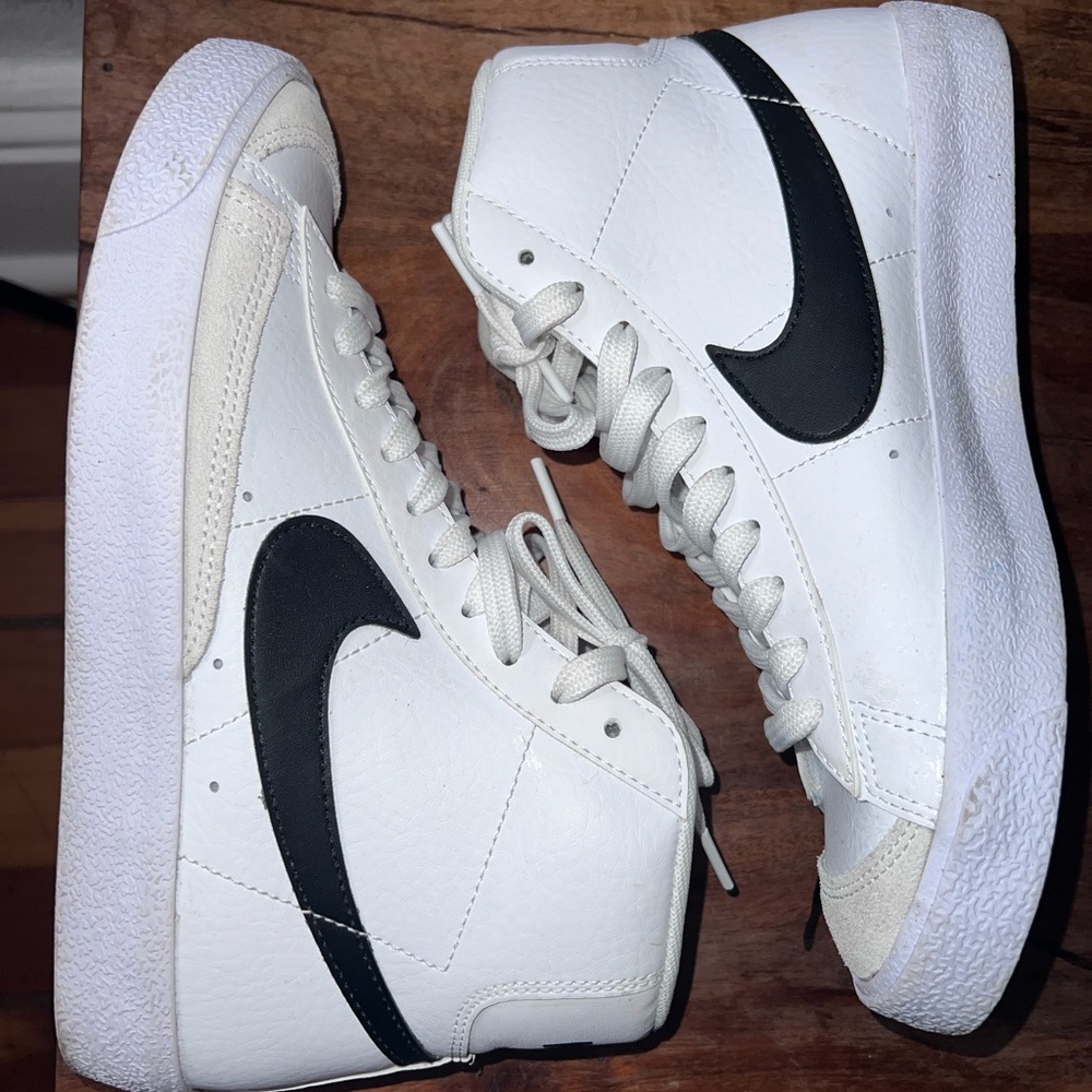 Used Nike Blazer Mids' (Big Kids 5.5)